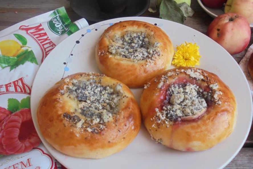 Рецепт плюшек с джемом махеев под маковой посыпкой