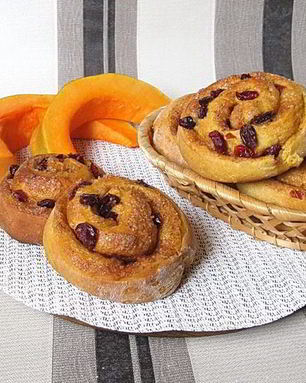 Пряные тыквенные плюшки с клюквой