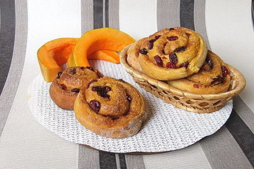 Рецепт пряных тыквенных плюшек с клюквой