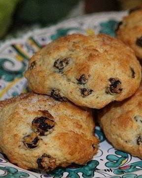 Сливочные булочки с изюмом и корицей