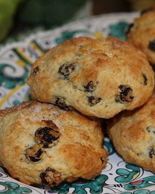 Сливочные булочки с изюмом и корицей