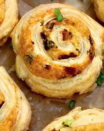 Закусочные булочки с сыром и беконом