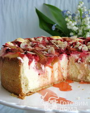 Чизкейк с ревенем и клубникой