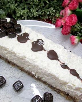 Йогуртовый чизкейк на корже из фиников и кешью