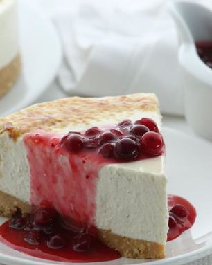 Медовый чизкейк с клюквенным соусом