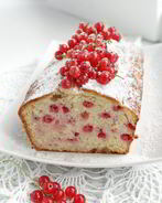 Кекс с марципаном и красной смородиной