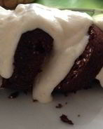 Шоколадный овсяный кекс с творожно-банановым кремом