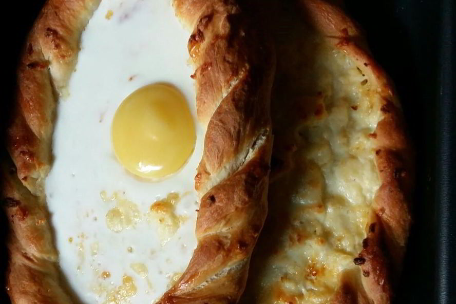 Рецепт хачапури по-аджарски с сыром сулугуни и яйцом