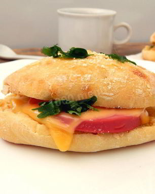 Багет с ветчиной и сыром