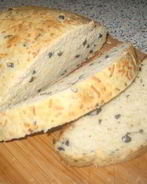 Хлеб с маслинами, сыром и чесноком
