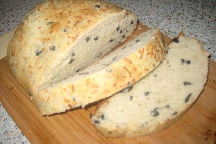 Рецепт хлеба с маслинами, сыром и чесноком