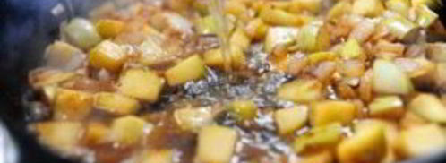 кукурузный хлеб с колбасой и яблоками. Шаг 6