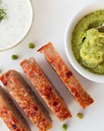 Мясной хлеб с йогуртовым соусом и гарниром из зеленого горошка