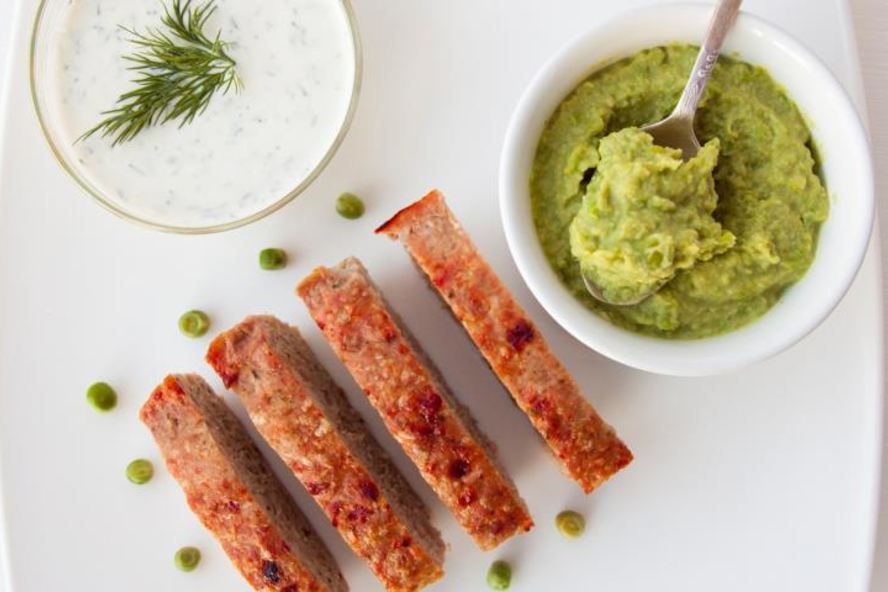 Рецепт мясного хлеба с йогуртовым соусом и гарниром из зеленого горошка