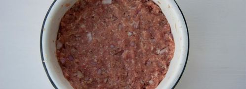 мясной хлеб с йогуртовым соусом и гарниром из зеленого горошка. Шаг 3