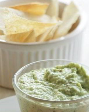 Чипсы из лаваша с соусом из авокадо