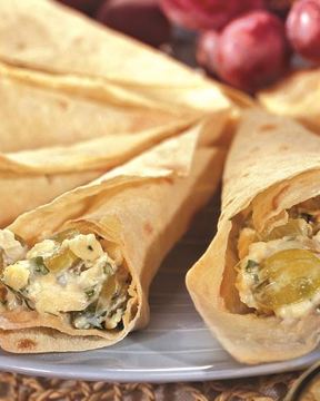 Кулечки из лаваша с сыром и виноградом