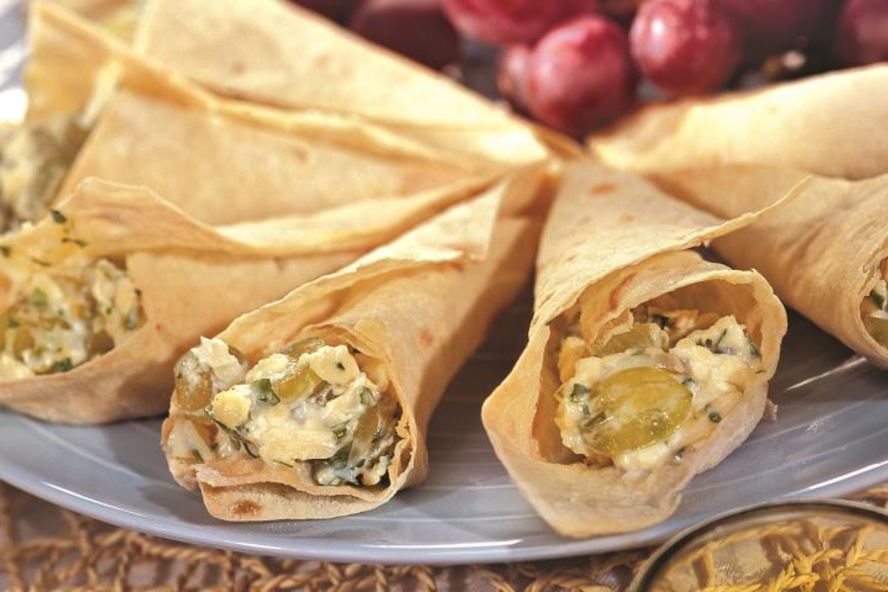 Рецепт кулечков из лаваша с сыром и виноградом