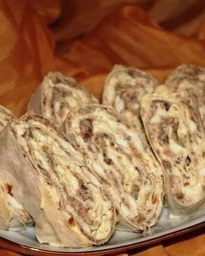 Лаваш с сайрой, яйцами и сыром