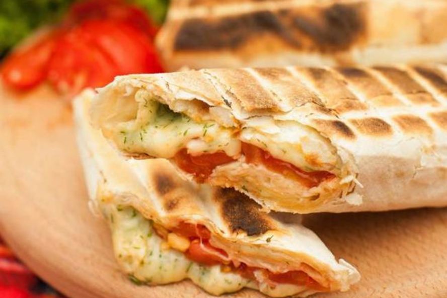 Рецепт лаваша с сыром и помидорами на гриле