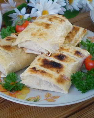 Лаваш с сыром и помидорами на костре