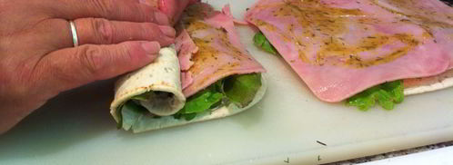 рулетики из лаваша с семгой и ветчиной. Шаг 4