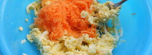 рулетики из лаваша с сыром, яйцами и морковью. Шаг 3