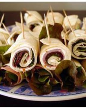 Рулетики из лаваша с ветчиной и вялеными помидорами