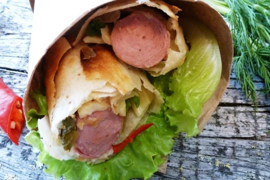 Рецепт сосиски в лаваше с маринованным огурцом и сыром