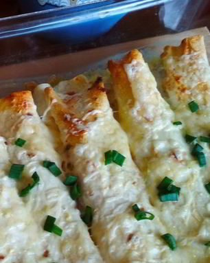 Трубочки из лаваша, запеченные в соусе