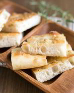 Фокачча с чесноком и розмарином