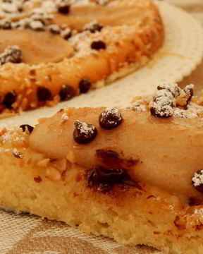 Фокачча с грушей, шоколадом и орехами