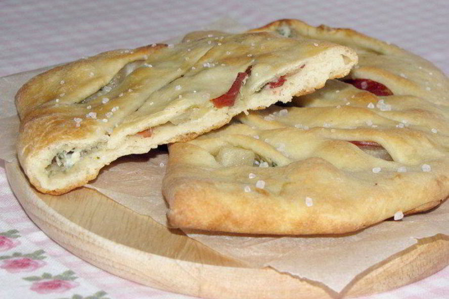 Рецепт фокаччи с грушей, сыром и беконом