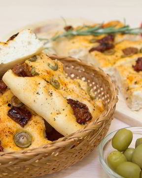 Фокачча с вялеными помидорами и оливками