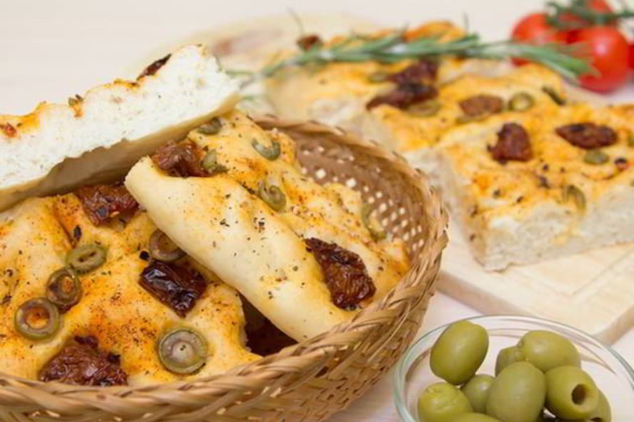 Рецепт фокаччи с вялеными помидорами и оливками