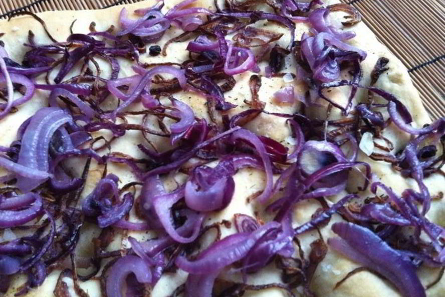 Рецепт фокаччи с жареным луком