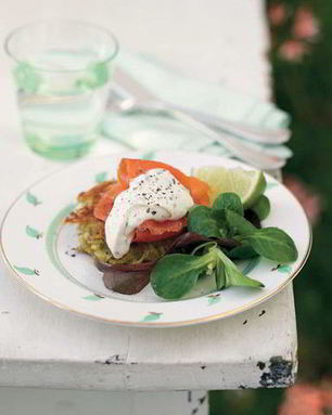 Копченая форель на картофельной лепешке со шнитт-луком, сметаной и хреном