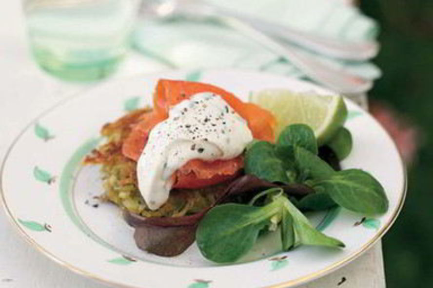 Рецепт копченой форели на картофельной лепешке со шнитт-луком, сметаной и хреном