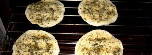 лепешки-питы с прованскими травами и вялеными помидорами. Шаг 12