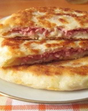Лепешки с сыром и ветчиной
