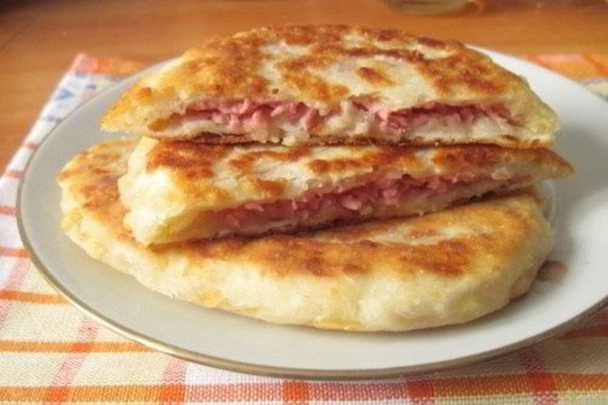 Рецепт лепешек с сыром и ветчиной