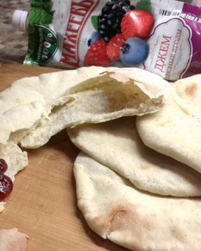 Лепешки с заатаром и с ягодным Джемом