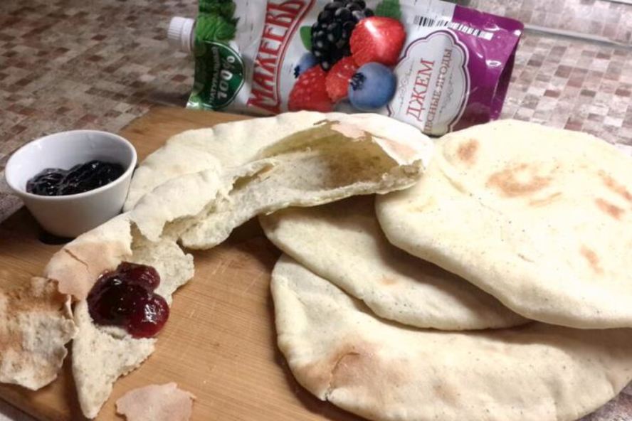 Рецепт лепешек с заатаром и с ягодным джемом