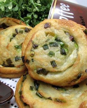 Слоеные лепешки с зеленым луком