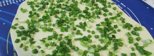 слоеные лепешки с зеленым луком. Шаг 6