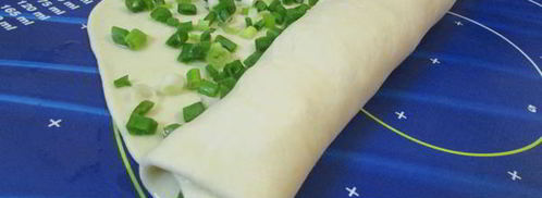 слоеные лепешки с зеленым луком. Шаг 7