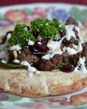 Ужин в турецком стиле на лепешке