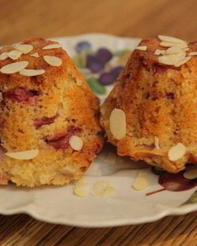 Летние фруктово-ягодные маффины с белым шоколадом