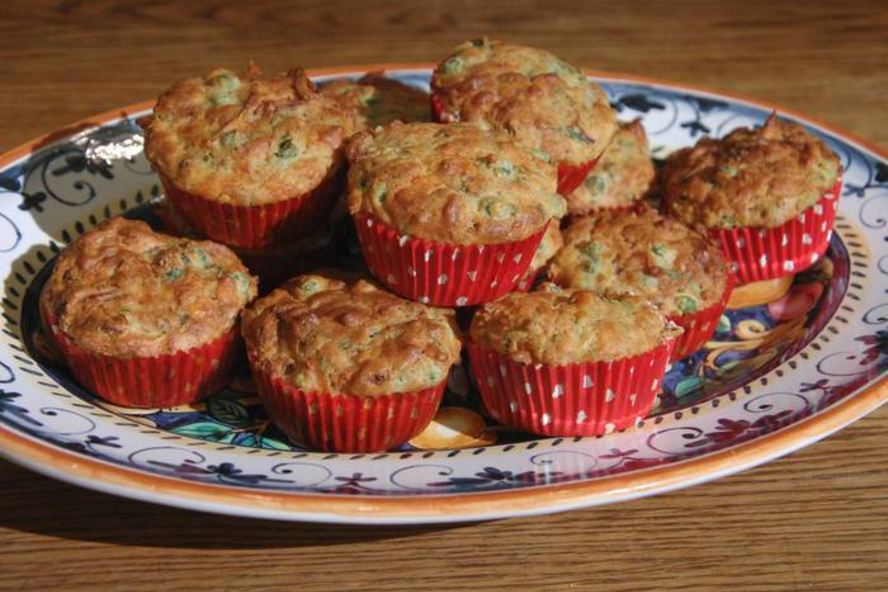 Рецепт маффинов с карамелизированным луком, беконом и зеленым горошком