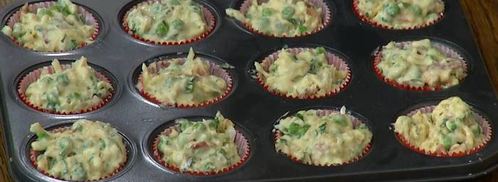 маффины с карамелизированным луком, беконом и зеленым горошком. Шаг 13